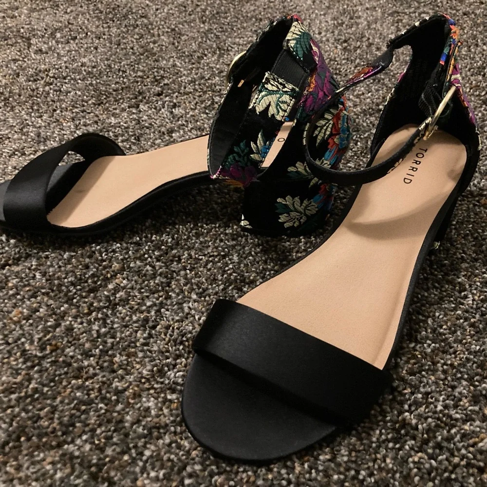 NWT Torrid floral black satin strappy heels - Picture 6 of 8
